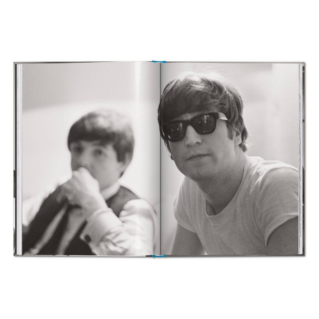 Το σκληρόδετο βιβλίο "Harry Benson. The Beatles" του εκδοτικού οίκου TASCHEN, με την εμβληματική ασπρόμαυρη φωτογραφία του συγκροτήματος στο εξώφυλλο.