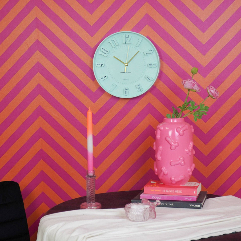 Μοντέρνο επιτοίχιο ρολόι House Vitamin σε απαλό πράσινο χρώμα (Light Green) με ανάγλυφους 3D αριθμούς, διάμετρος 30cm.