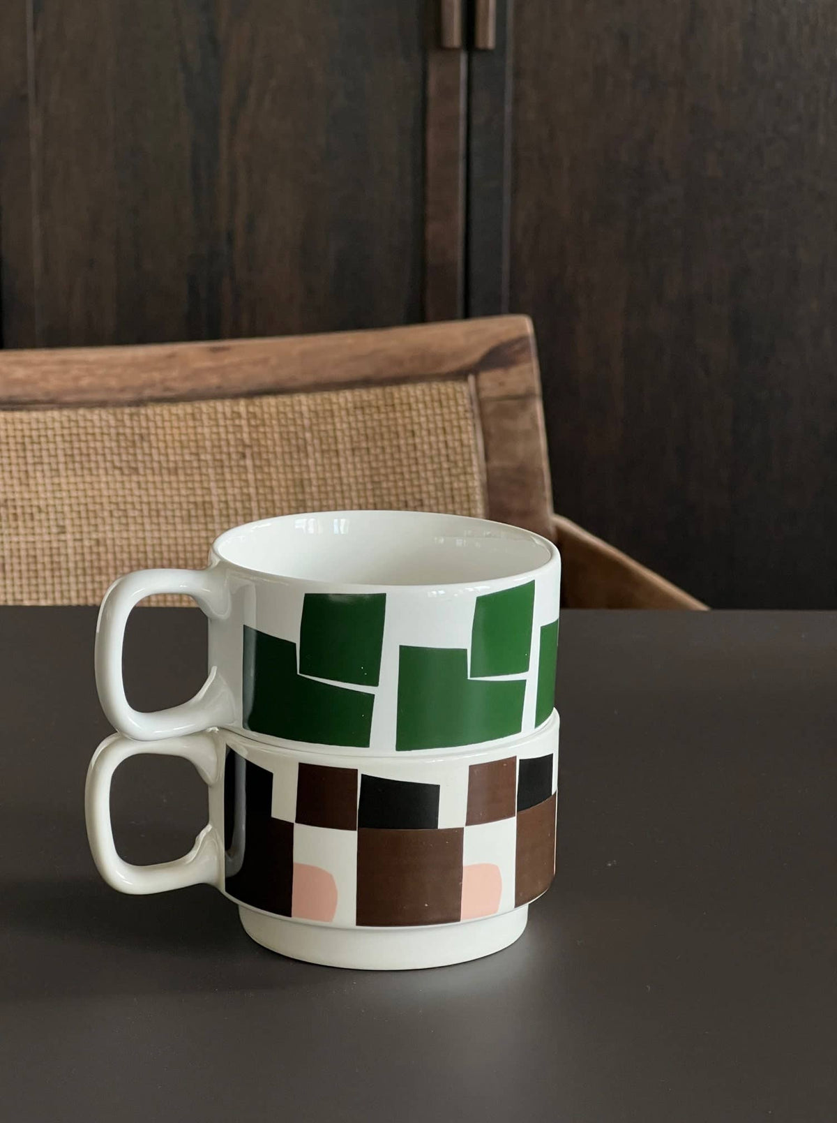 Χειροποίητη κεραμική κούπα Sisi σε off-white χρώμα με καφέ (brown) αφηρημένο γραφικό σχέδιο και γυαλιστερό φινίρισμα.