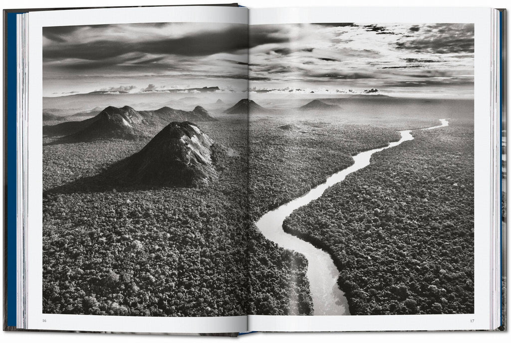 Το βιβλίο Amazônia του Sebastião Salgado από τις εκδόσεις TASCHEN, με μια επιβλητική ασπρόμαυρη φωτογραφία του δάσους του Αμαζονίου στο εξώφυλλο.