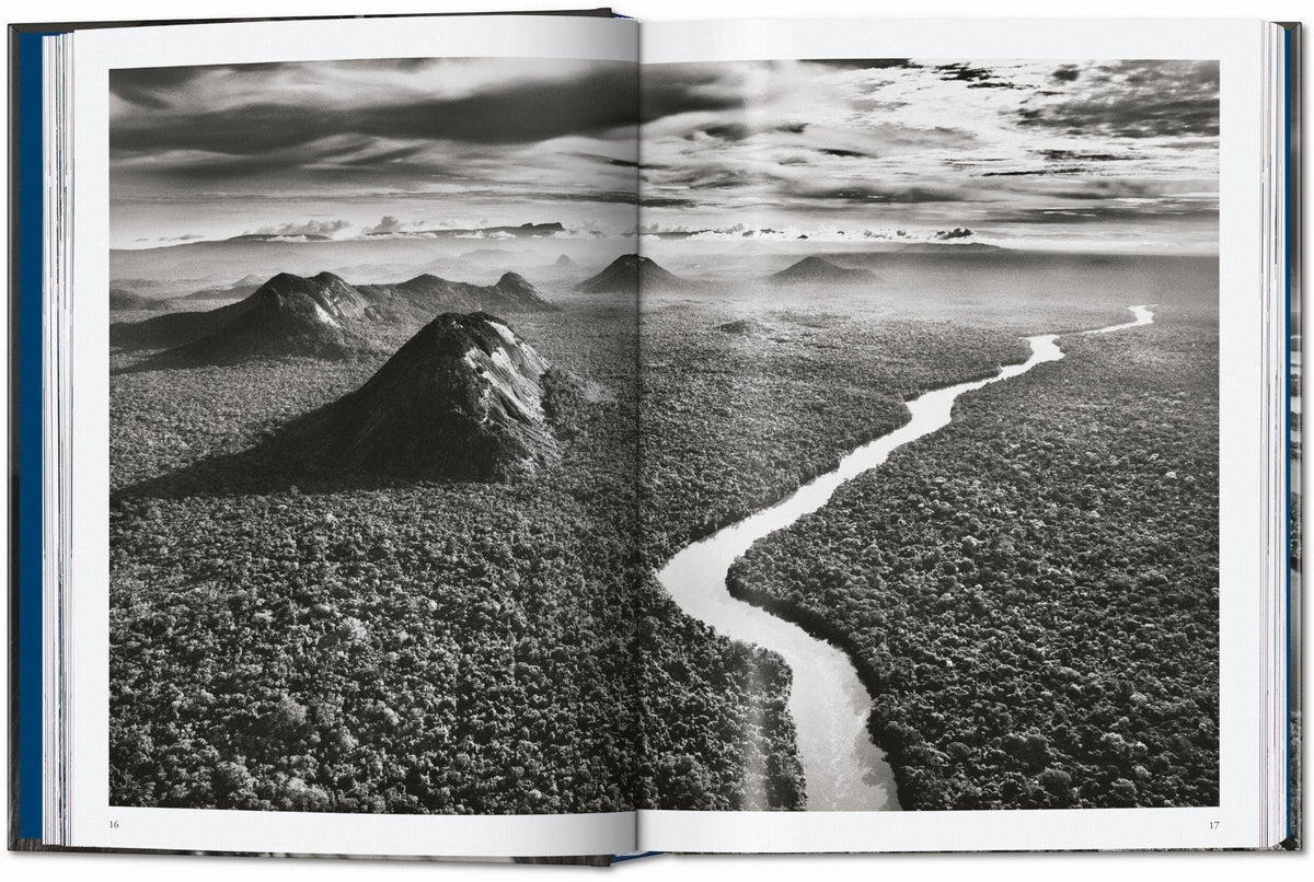 Το βιβλίο Amazônia του Sebastião Salgado από τις εκδόσεις TASCHEN, με μια επιβλητική ασπρόμαυρη φωτογραφία του δάσους του Αμαζονίου στο εξώφυλλο.
