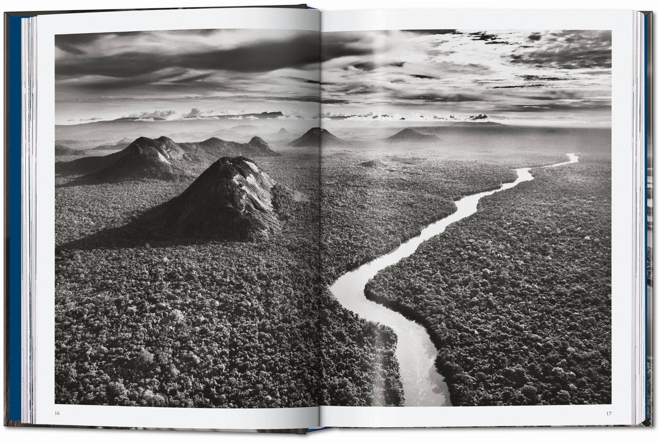 Το βιβλίο Amazônia του Sebastião Salgado από τις εκδόσεις TASCHEN, με μια επιβλητική ασπρόμαυρη φωτογραφία του δάσους του Αμαζονίου στο εξώφυλλο.