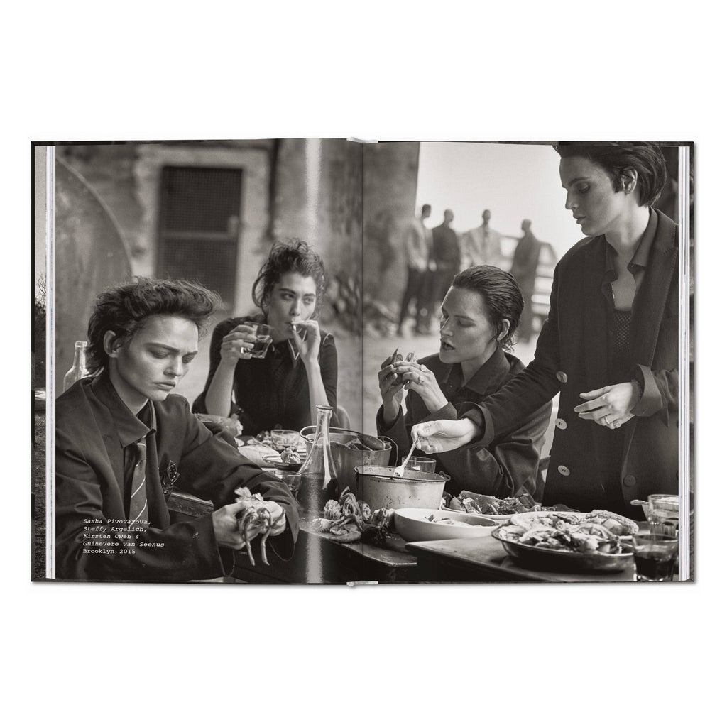Το premium σκληρόδετο βιβλίο "Peter Lindbergh. Untold Stories" του εκδοτικού οίκου TASCHEN, με μια από τις χαρακτηριστικές, ασπρόμαυρες και γεμάτες συναίσθημα φωτογραφίες του στο εξώφυλλο.