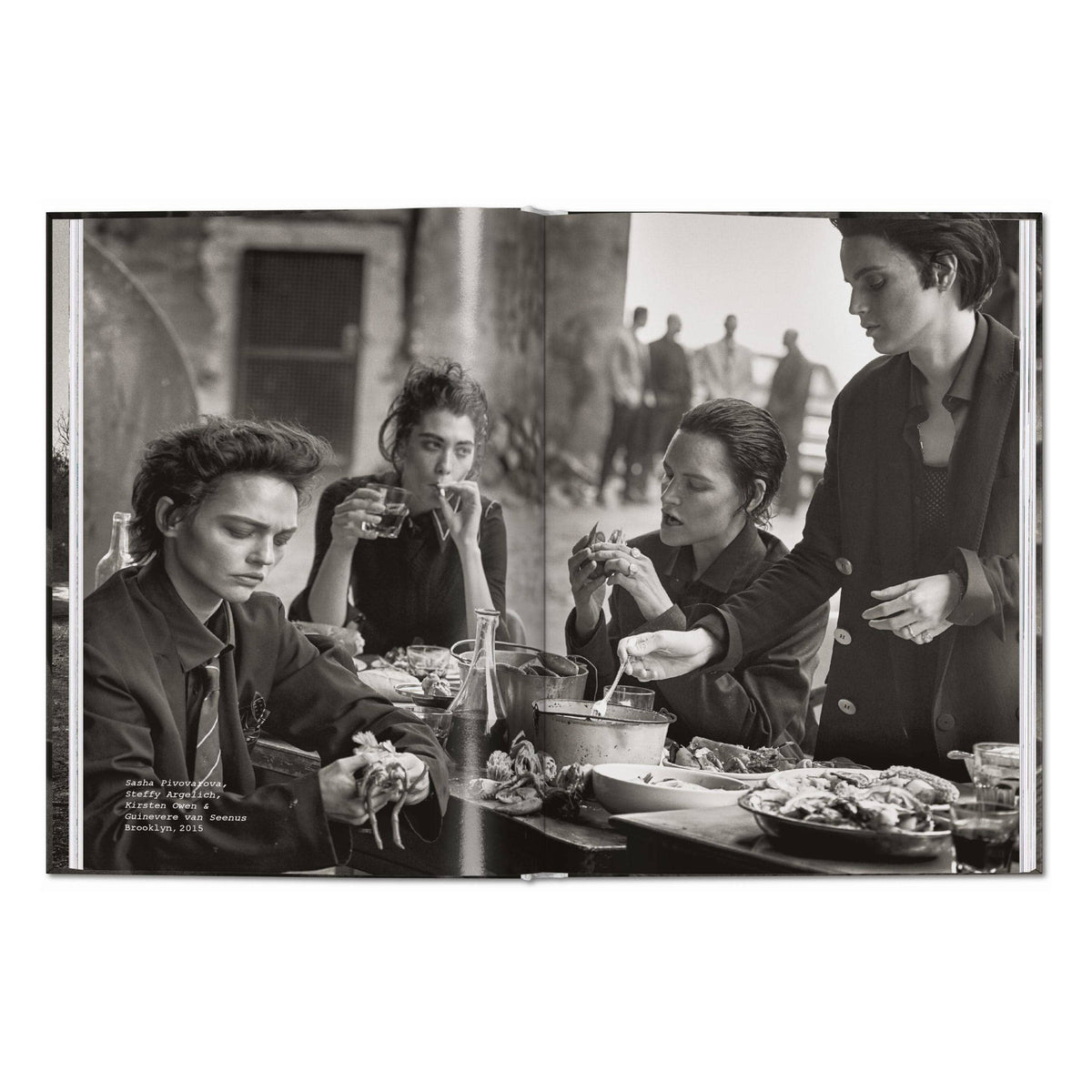 Το premium σκληρόδετο βιβλίο "Peter Lindbergh. Untold Stories" του εκδοτικού οίκου TASCHEN, με μια από τις χαρακτηριστικές, ασπρόμαυρες και γεμάτες συναίσθημα φωτογραφίες του στο εξώφυλλο.