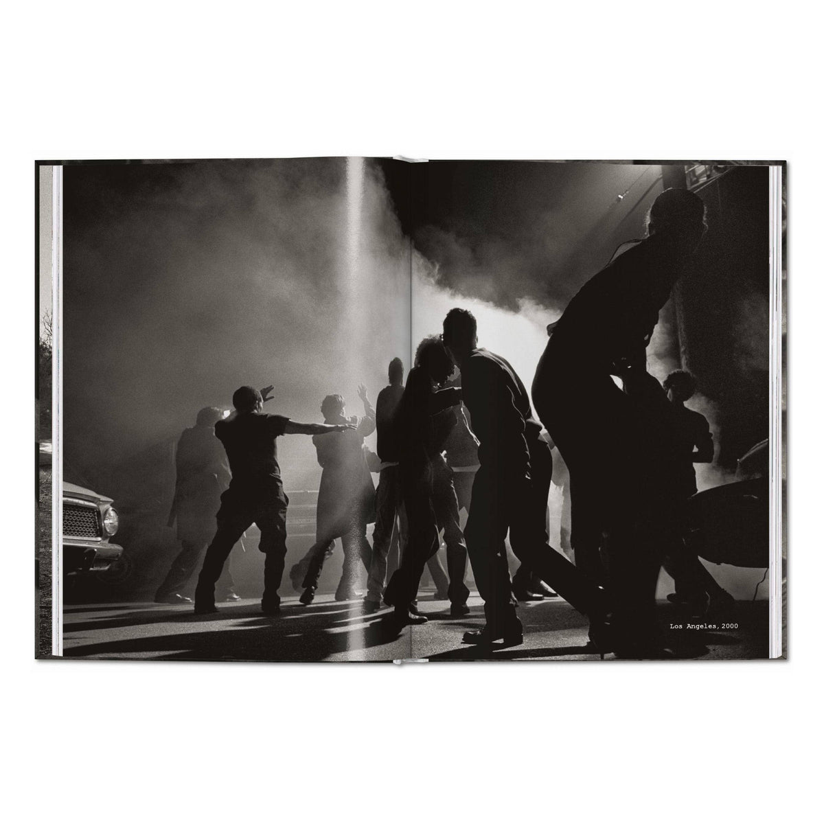 Το premium σκληρόδετο βιβλίο "Peter Lindbergh. Untold Stories" του εκδοτικού οίκου TASCHEN, με μια από τις χαρακτηριστικές, ασπρόμαυρες και γεμάτες συναίσθημα φωτογραφίες του στο εξώφυλλο.