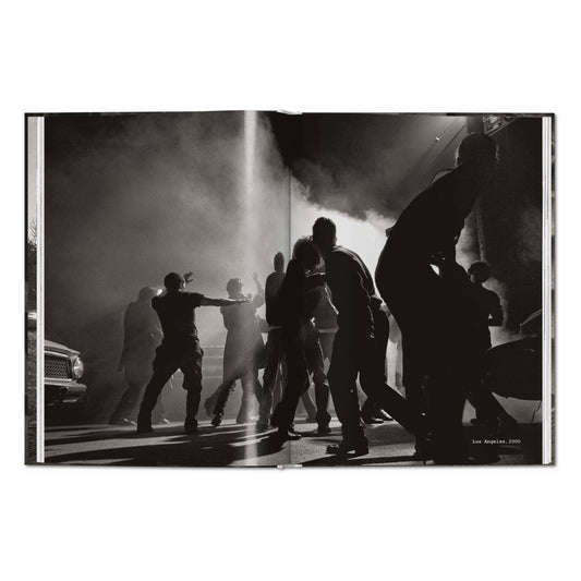 Το premium σκληρόδετο βιβλίο "Peter Lindbergh. Untold Stories" του εκδοτικού οίκου TASCHEN, με μια από τις χαρακτηριστικές, ασπρόμαυρες και γεμάτες συναίσθημα φωτογραφίες του στο εξώφυλλο.