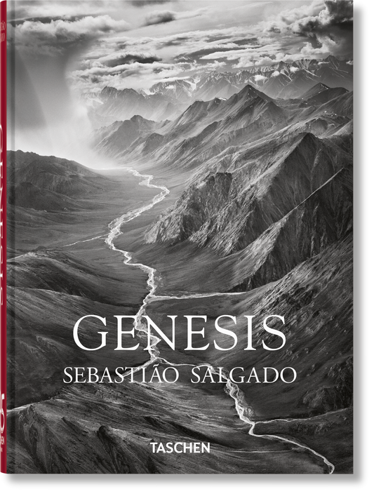 Το βιβλίο Genesis του Sebastião Salgado από τις εκδόσεις TASCHEN, με εμβληματική ασπρόμαυρη φωτογραφία της άγριας φύσης στο εξώφυλλο.