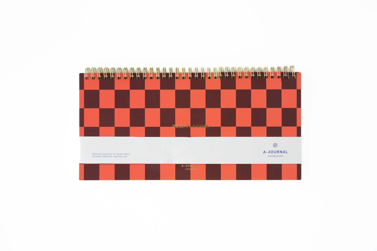 Επιτραπέζιος οργανωτής A-Journal Spiral Deskplanner με μοντέρνο καρό (Checkered) σχέδιο, σπιράλ δέσιμο για εύκολη χρήση.
