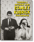 Το βιβλίο Stanley Kubrick Photographs 1945-1950 των εκδόσεων TASCHEN, με σκληρό εξώφυλλο που απεικονίζει ασπρόμαυρο φωτογραφικό πορτρέτο από το αρχείο του σκηνοθέτη.