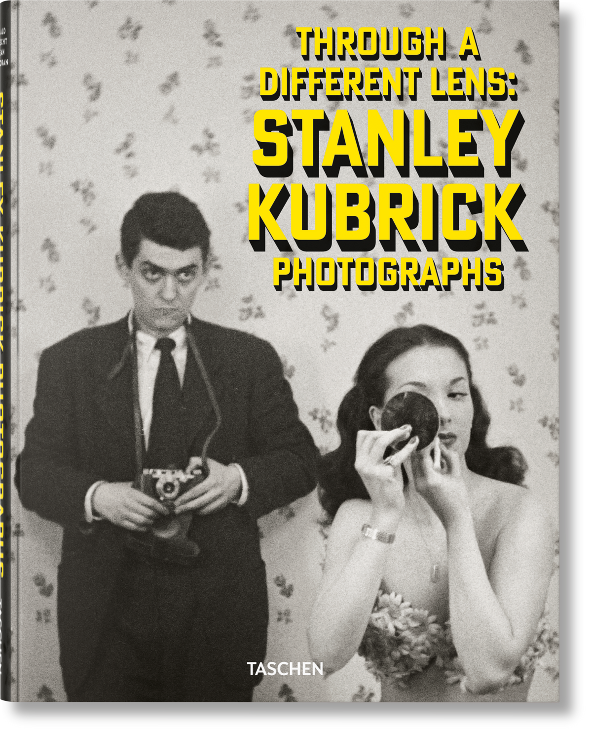Το βιβλίο Stanley Kubrick Photographs 1945-1950 των εκδόσεων TASCHEN, με σκληρό εξώφυλλο που απεικονίζει ασπρόμαυρο φωτογραφικό πορτρέτο από το αρχείο του σκηνοθέτη.