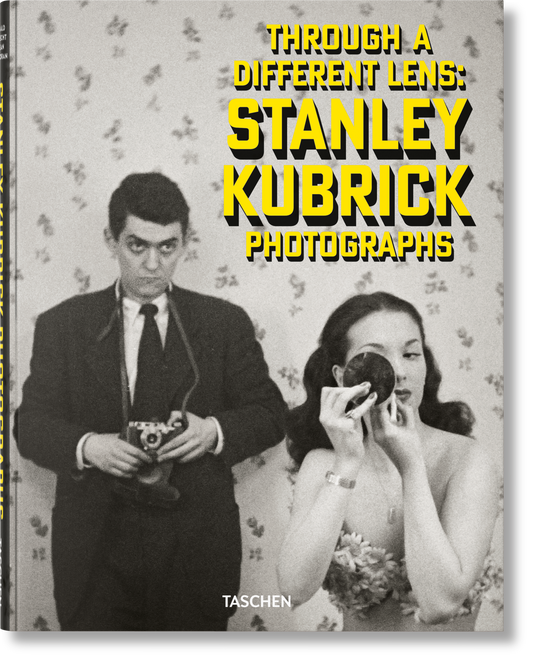 Το βιβλίο Stanley Kubrick Photographs 1945-1950 των εκδόσεων TASCHEN, με σκληρό εξώφυλλο που απεικονίζει ασπρόμαυρο φωτογραφικό πορτρέτο από το αρχείο του σκηνοθέτη.