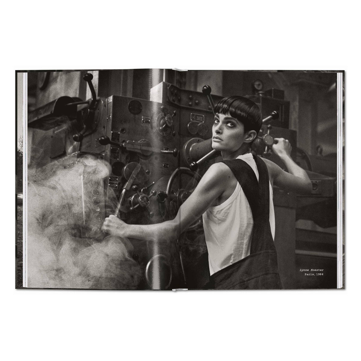 Το premium σκληρόδετο βιβλίο "Peter Lindbergh. Untold Stories" του εκδοτικού οίκου TASCHEN, με μια από τις χαρακτηριστικές, ασπρόμαυρες και γεμάτες συναίσθημα φωτογραφίες του στο εξώφυλλο.