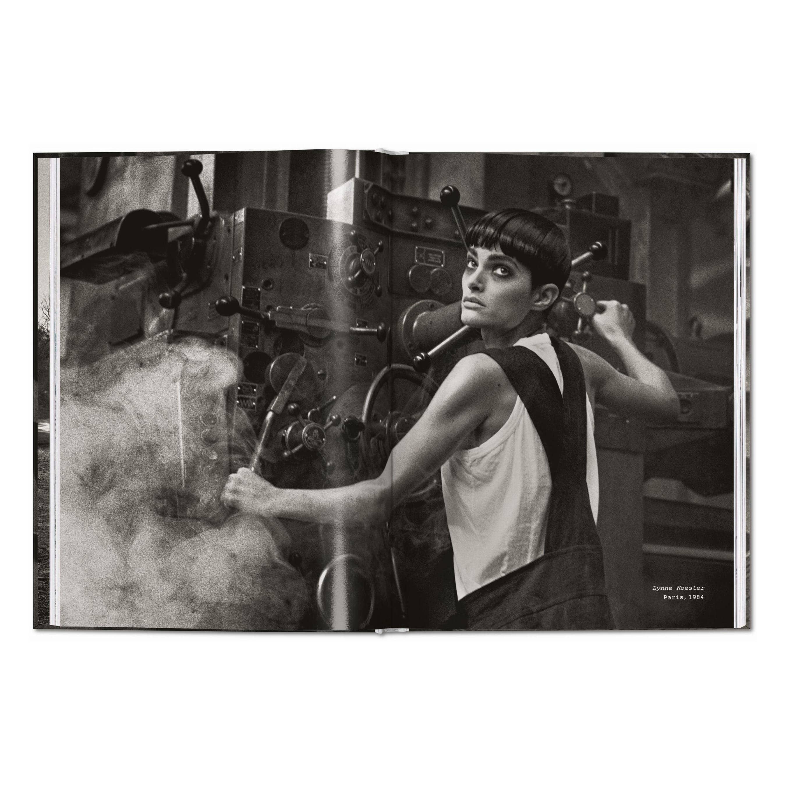 Το premium σκληρόδετο βιβλίο "Peter Lindbergh. Untold Stories" του εκδοτικού οίκου TASCHEN, με μια από τις χαρακτηριστικές, ασπρόμαυρες και γεμάτες συναίσθημα φωτογραφίες του στο εξώφυλλο.