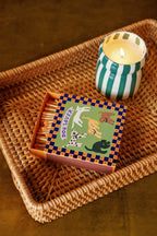 Αρωματικό κερί σόγιας Paddywax Cabana Isla Fresca 184g σε ριγέ κεραμικό δοχείο με τροπική αισθητική.