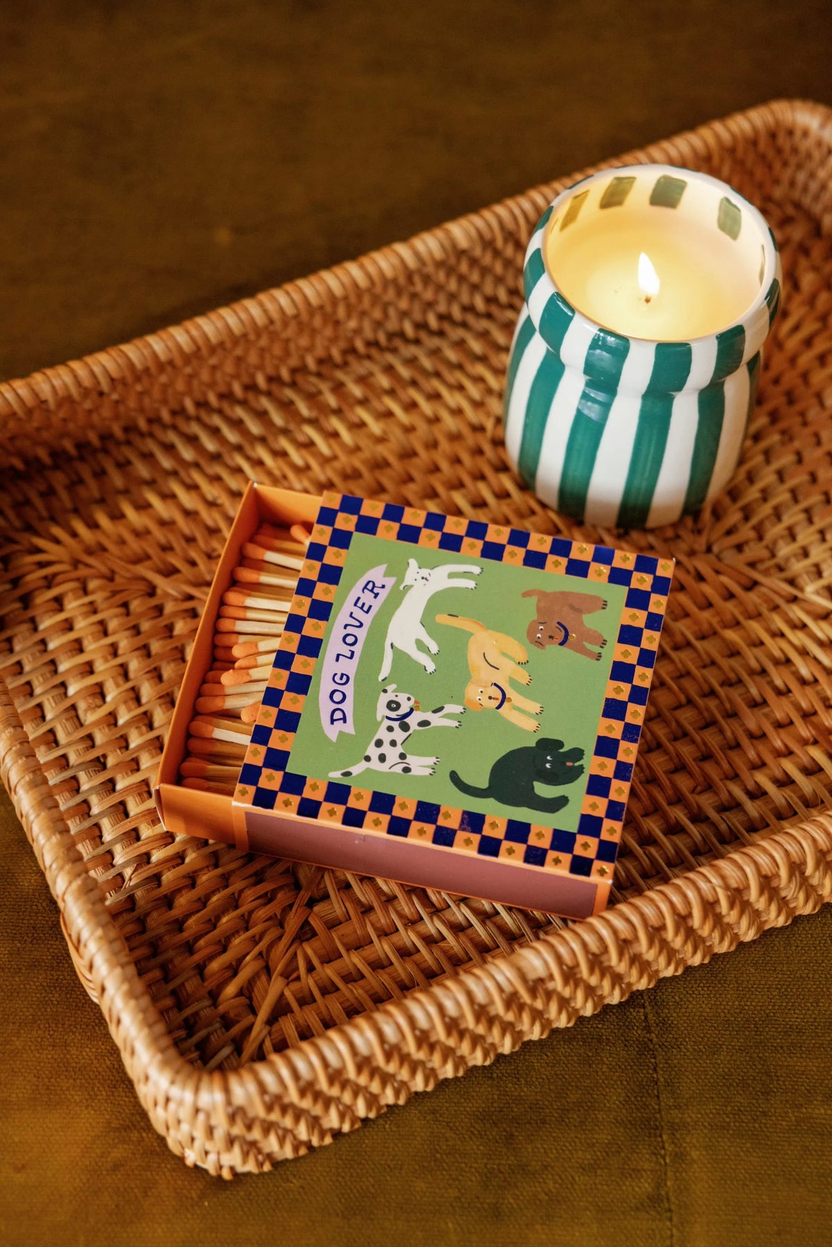 Αρωματικό κερί σόγιας Paddywax Cabana Isla Fresca 184g σε ριγέ κεραμικό δοχείο με τροπική αισθητική.