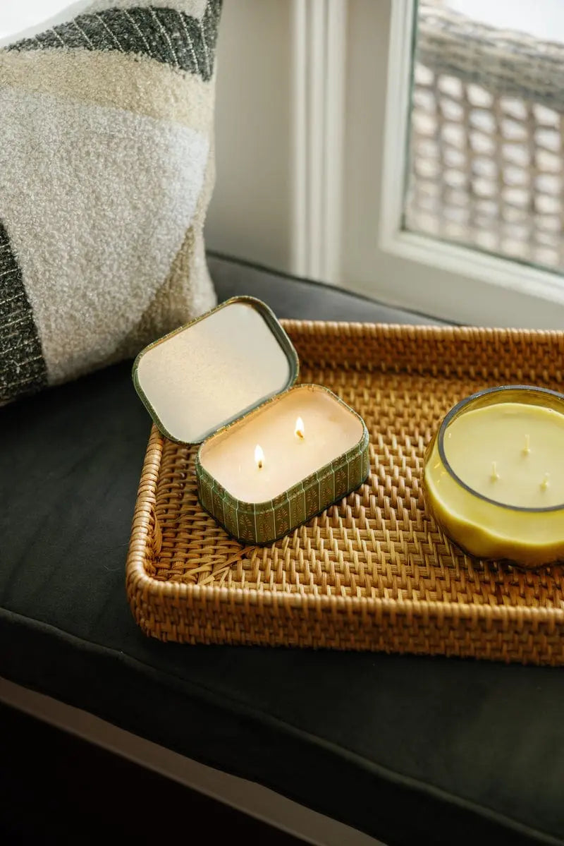 Vintage μεταλλικό δοχείο Paddywax Chérie σε παστέλ πράσινο χρώμα με αρωματικό κερί σόγιας Smoked Pistachio.