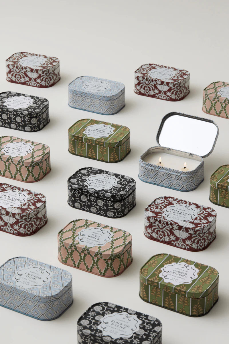 Vintage μεταλλικό δοχείο Paddywax Chérie σε λιλά χρώμα με αρωματικό κερί σόγιας Lavender & Thyme.