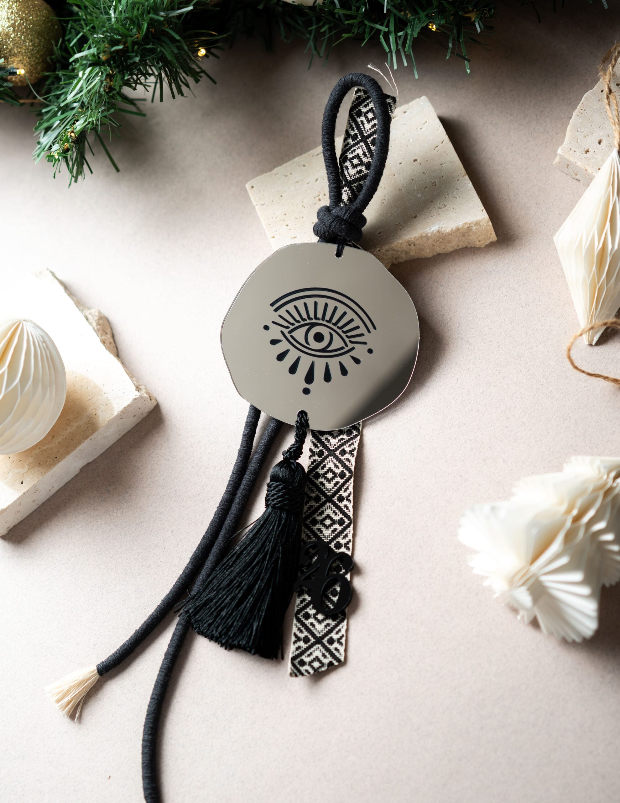 Κρεμαστό Γούρι Μάτι με Φούντα | Ασημί Καθρέπτη Plexiglass (Μαύρο)