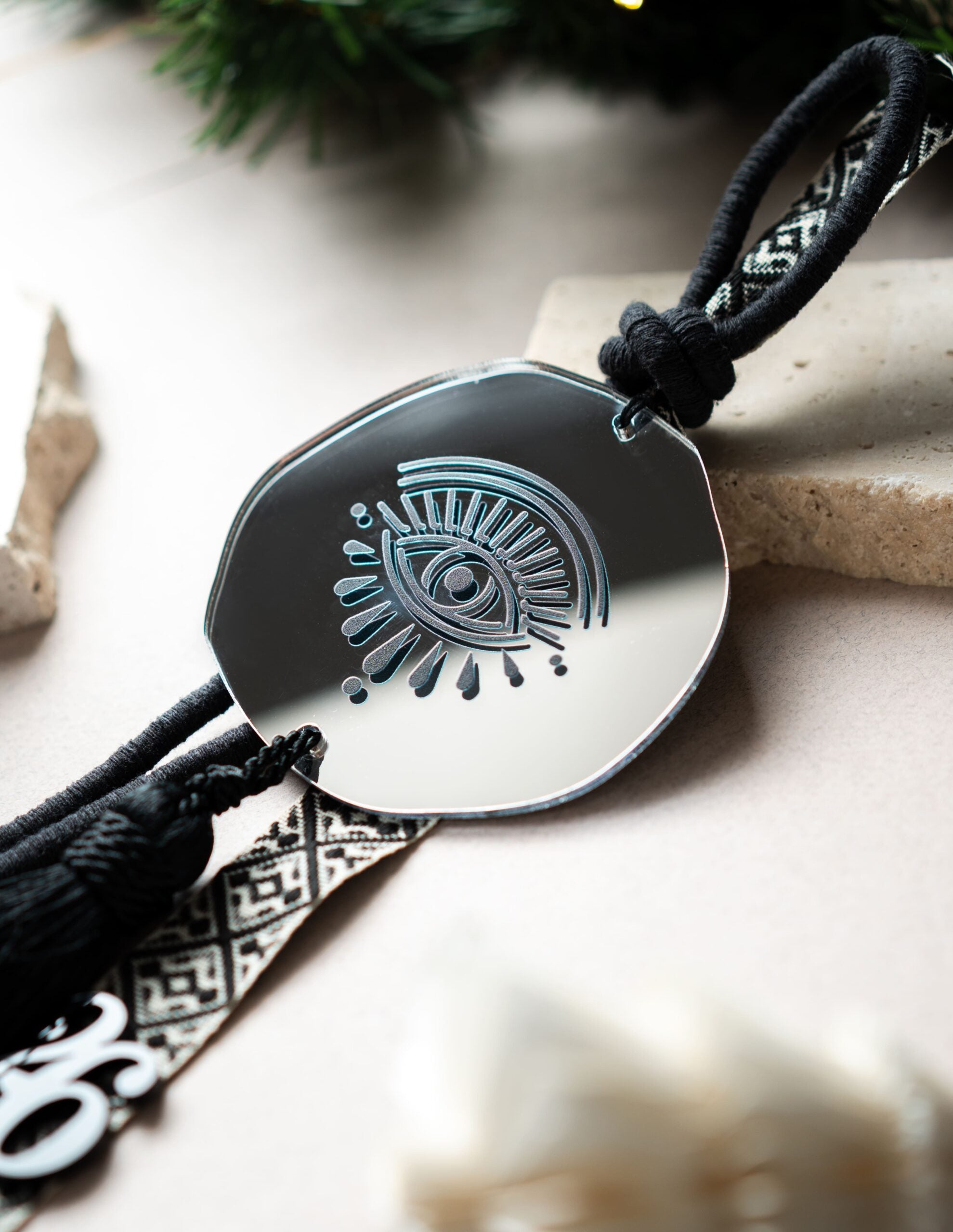 Κρεμαστό Γούρι Μάτι με Φούντα | Ασημί Καθρέπτη Plexiglass (Μαύρο)