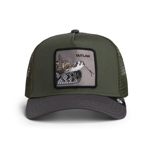 Καπέλο jockey τύπου trucker Goorin Bros σε λαδί χρώμα, με πίσω μέρος από δίχτυ και κεντημένο patch με φίδι και τη λέξη "Outlaw".