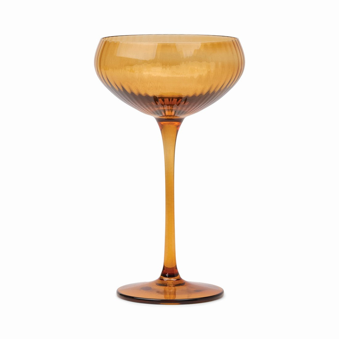 Σετ δύο premium ποτηριών coupe "The Lou" 177ml από τη Here & How σε ζεστή κεχριμπαρένια (amber) απόχρωση με ανάγλυφη ραβδωτή υφή και κομψό design.