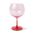 Σετ δύο premium ποτηριών τύπου Copa "The Charlie" 660ml από τη Here's How με κομψή χρωματική αντίθεση blush ροζ σώματος και cherry κόκκινης βάσης.