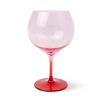Σετ δύο premium ποτηριών τύπου Copa "The Charlie" 660ml από τη Here's How με κομψή χρωματική αντίθεση blush ροζ σώματος και cherry κόκκινης βάσης.