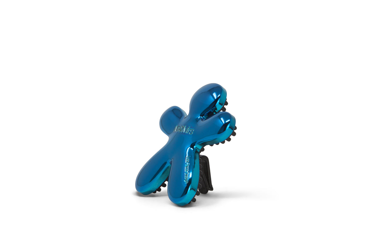Niki Blue Chrome αρωματικό αυτοκινήτου σε σχήμα ανθρωπάκου με μεταλλικό μπλε χρωμέ φινίρισμα από την Mr & Mrs Fragrance με άρωμα Equilibrium και ανταλλακτικό.