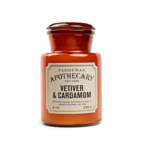 Αρωματικό κερί σόγιας Paddywax Apothecary Vetiver & Cardamom 226g σε κεχριμπαρένιο γυάλινο βάζο φαρμακείου.