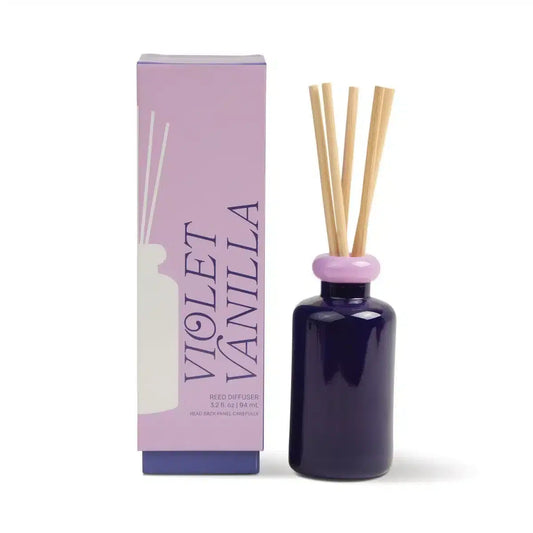 Μοντέρνο γυάλινο diffuser Paddywax Stacked σε δύο αποχρώσεις του μωβ, περιλαμβάνει στικς και άρωμα Violet Vanilla.