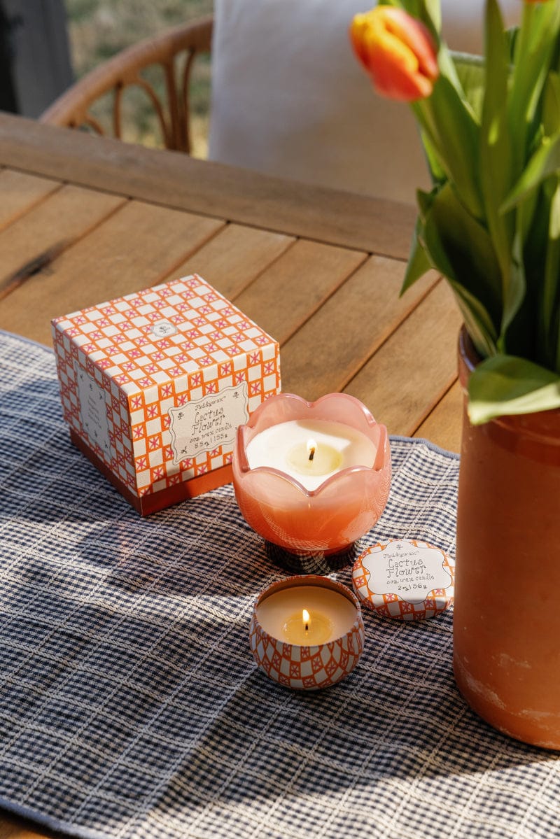 Χειροποίητο κεραμικό κερί Paddywax σε σχήμα τουλίπας σε έντονο ροζ χρώμα, φτιαγμένο από φυσικό κερί σόγιας με άρωμα Cactus Flower.