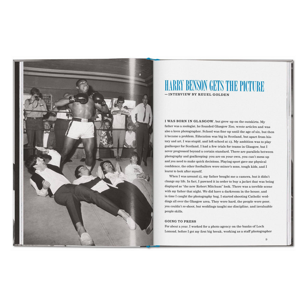Το σκληρόδετο βιβλίο "Harry Benson. The Beatles" του εκδοτικού οίκου TASCHEN, με την εμβληματική ασπρόμαυρη φωτογραφία του συγκροτήματος στο εξώφυλλο.