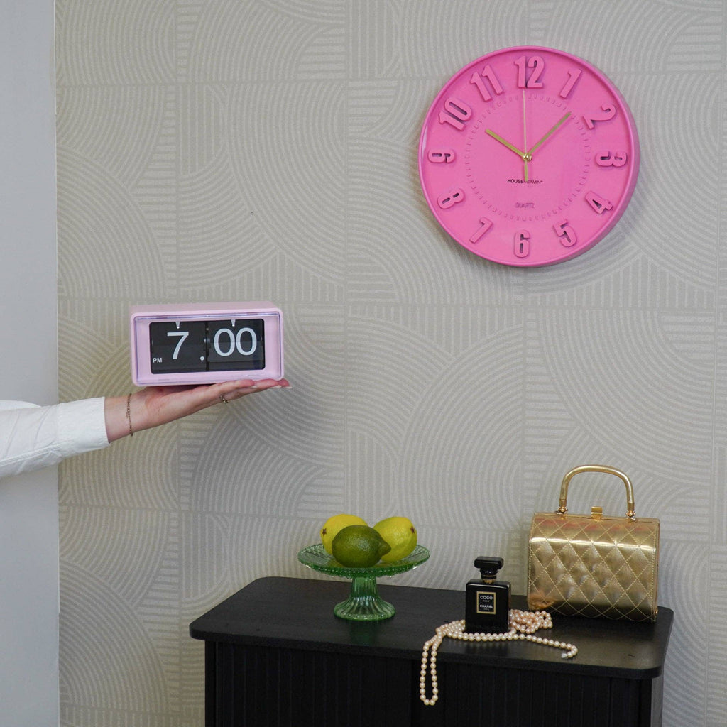 Μοντέρνο επιτοίχιο ρολόι House Vitamin σε έντονο νέον ροζ χρώμα με ανάγλυφους 3D αριθμούς, διάμετρος 30cm.