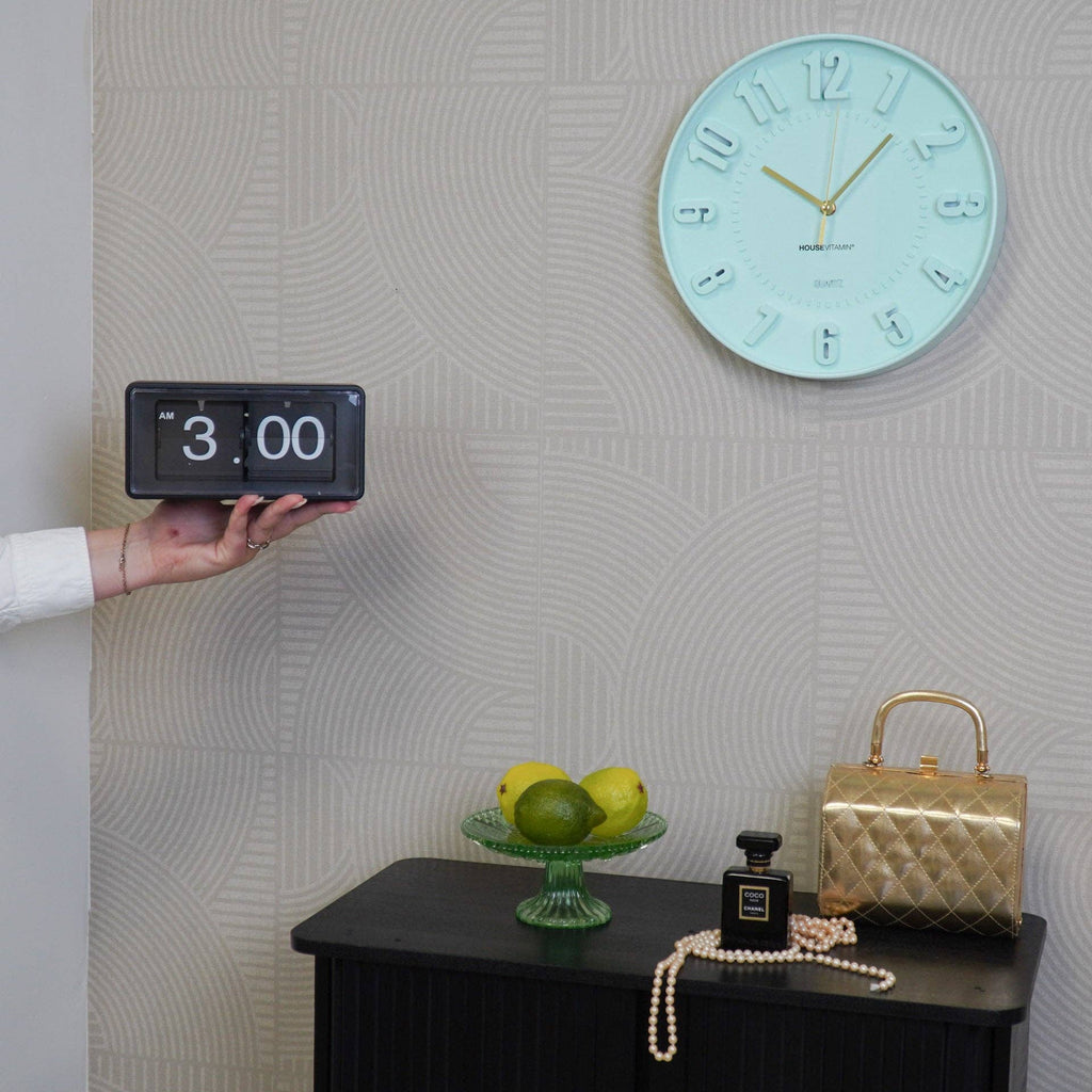 Μοντέρνο επιτοίχιο ρολόι House Vitamin σε απαλό πράσινο χρώμα (Light Green) με ανάγλυφους 3D αριθμούς, διάμετρος 30cm.