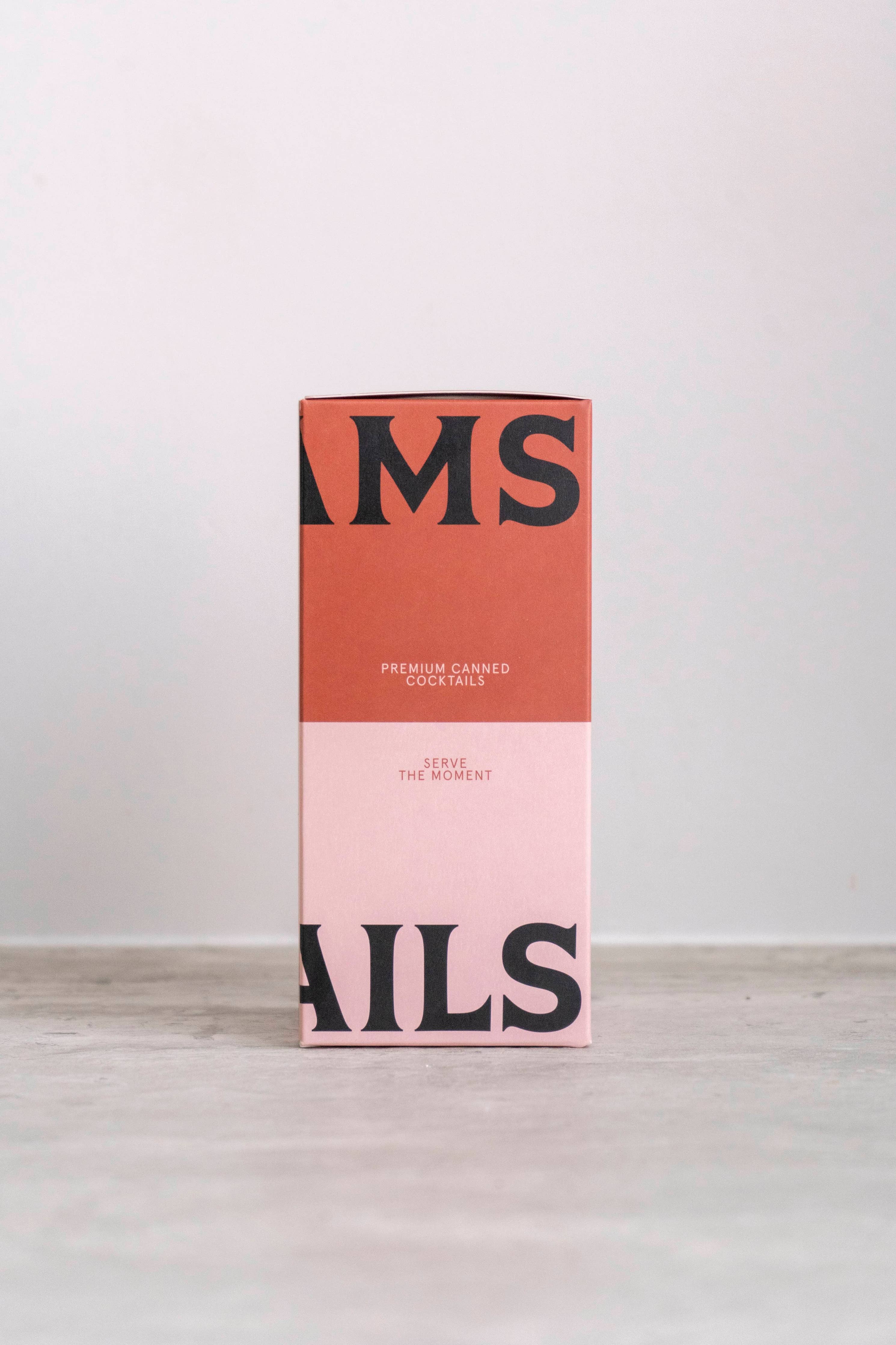 Πολυτελής συσκευασία δώρου Williams Cocktails που περιλαμβάνει τρεις κονσέρβες premium cocktails των 130ml.