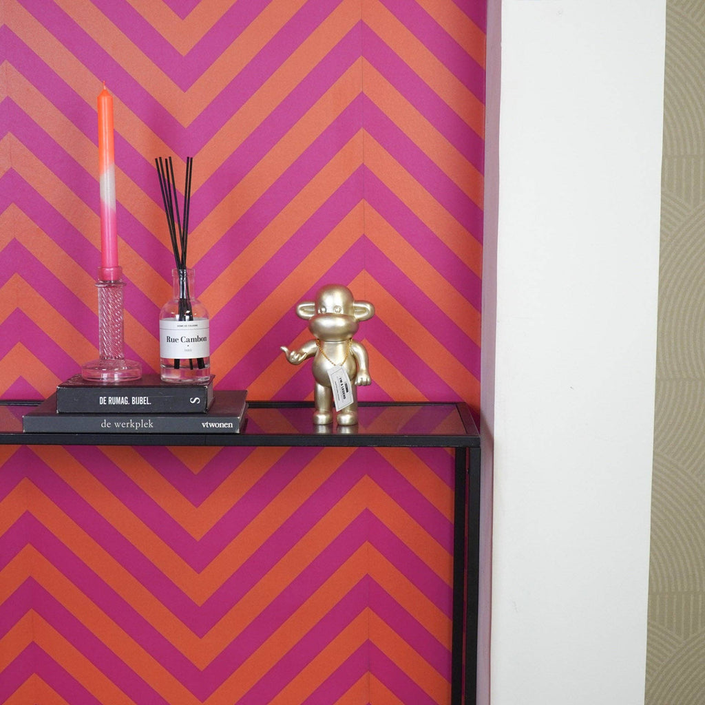 Διακοσμητική χρυσή μαϊμού House Vitamin σε μέγεθος Medium, που κάνει τη χειρονομία "Hang Loose".