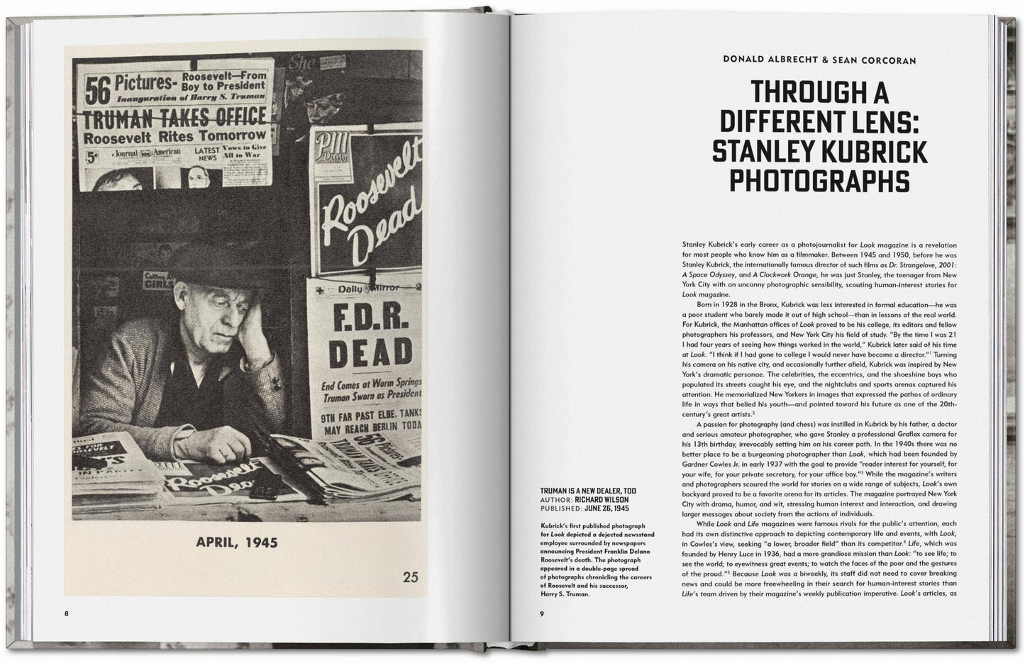 Το βιβλίο Stanley Kubrick Photographs 1945-1950 των εκδόσεων TASCHEN, με σκληρό εξώφυλλο που απεικονίζει ασπρόμαυρο φωτογραφικό πορτρέτο από το αρχείο του σκηνοθέτη.