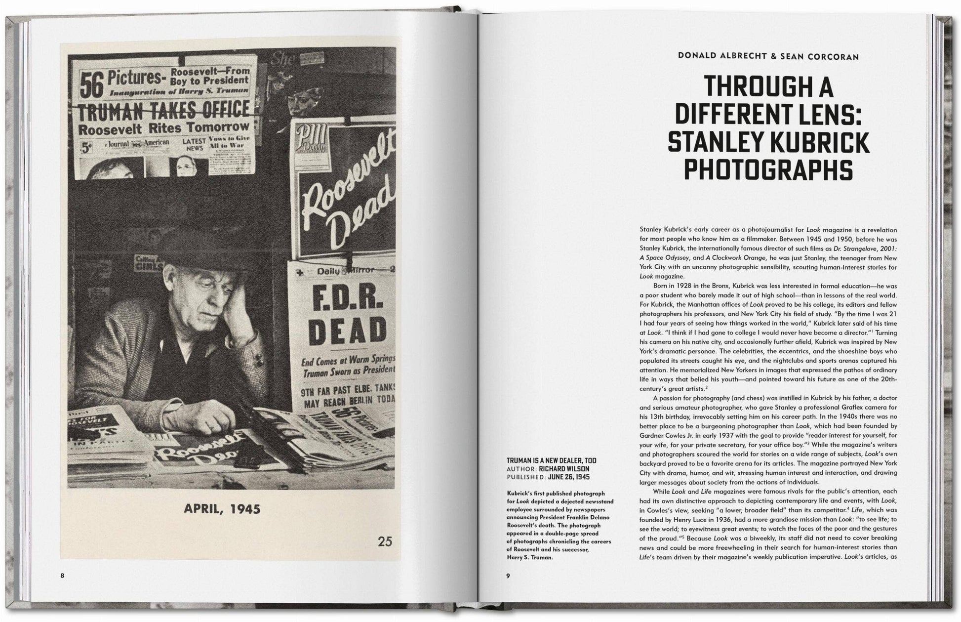 Το βιβλίο Stanley Kubrick Photographs 1945-1950 των εκδόσεων TASCHEN, με σκληρό εξώφυλλο που απεικονίζει ασπρόμαυρο φωτογραφικό πορτρέτο από το αρχείο του σκηνοθέτη.