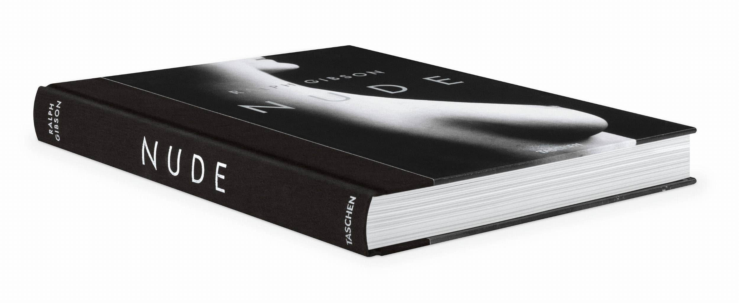 Το βιβλίο Nude του Ralph Gibson από τις εκδόσεις TASCHEN, μια καλλιτεχνική έκδοση φωτογραφίας γυμνού με έμφαση στις σκιές και τις φόρμες.