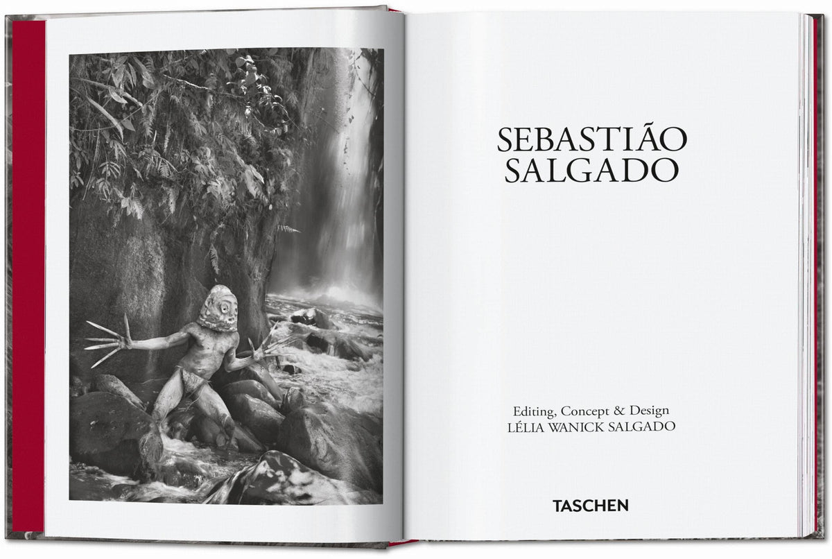 Το βιβλίο Genesis του Sebastião Salgado από τις εκδόσεις TASCHEN, με εμβληματική ασπρόμαυρη φωτογραφία της άγριας φύσης στο εξώφυλλο.