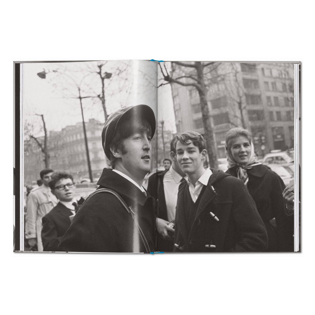 Το σκληρόδετο βιβλίο "Harry Benson. The Beatles" του εκδοτικού οίκου TASCHEN, με την εμβληματική ασπρόμαυρη φωτογραφία του συγκροτήματος στο εξώφυλλο.