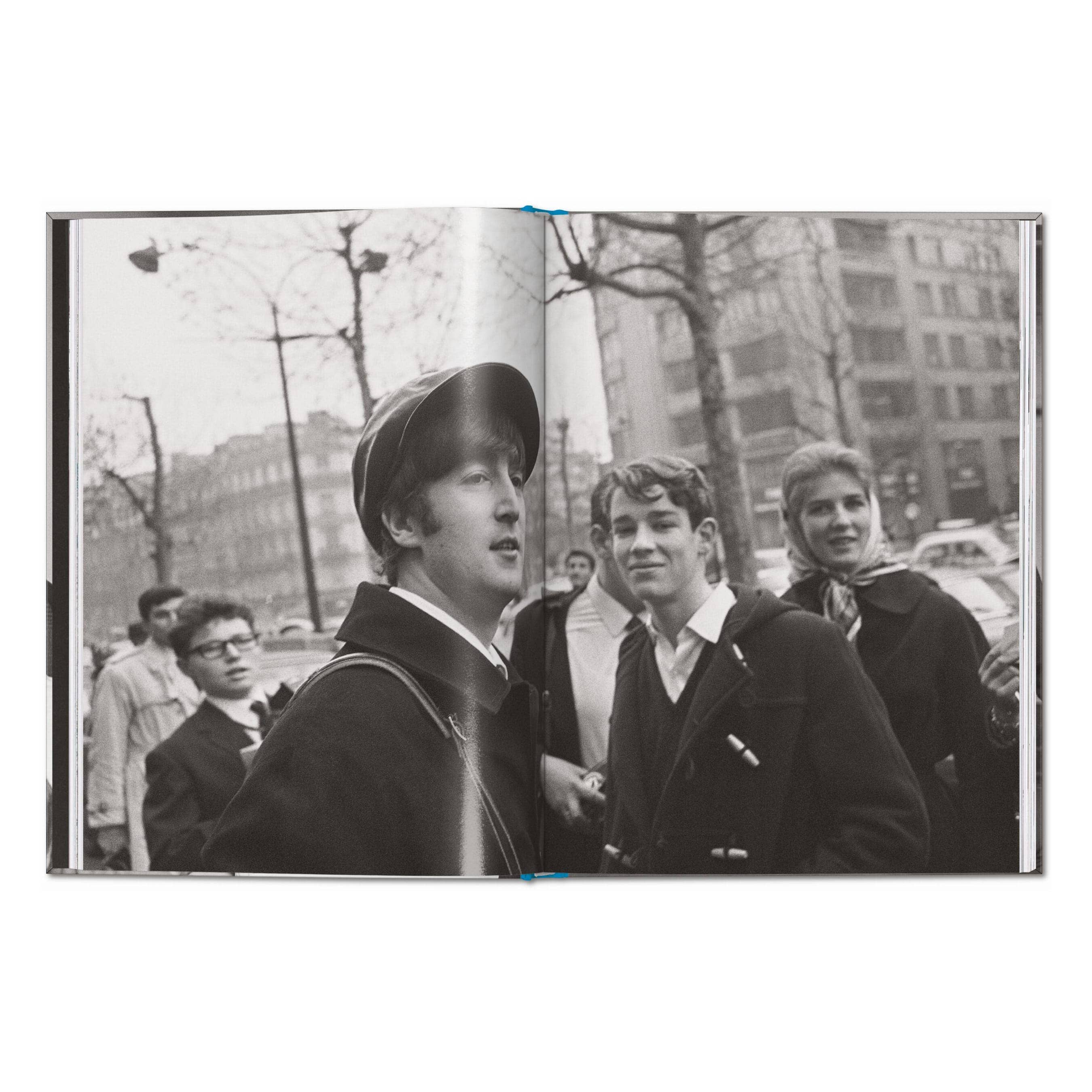 Το σκληρόδετο βιβλίο "Harry Benson. The Beatles" του εκδοτικού οίκου TASCHEN, με την εμβληματική ασπρόμαυρη φωτογραφία του συγκροτήματος στο εξώφυλλο.