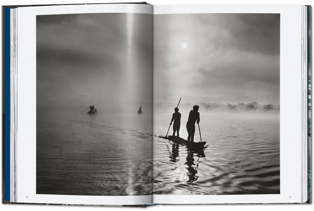 Το βιβλίο Amazônia του Sebastião Salgado από τις εκδόσεις TASCHEN, με μια επιβλητική ασπρόμαυρη φωτογραφία του δάσους του Αμαζονίου στο εξώφυλλο.