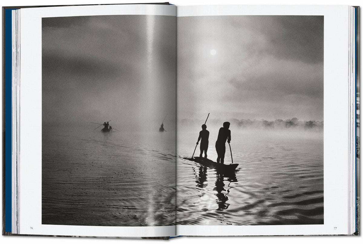 Το βιβλίο Amazônia του Sebastião Salgado από τις εκδόσεις TASCHEN, με μια επιβλητική ασπρόμαυρη φωτογραφία του δάσους του Αμαζονίου στο εξώφυλλο.