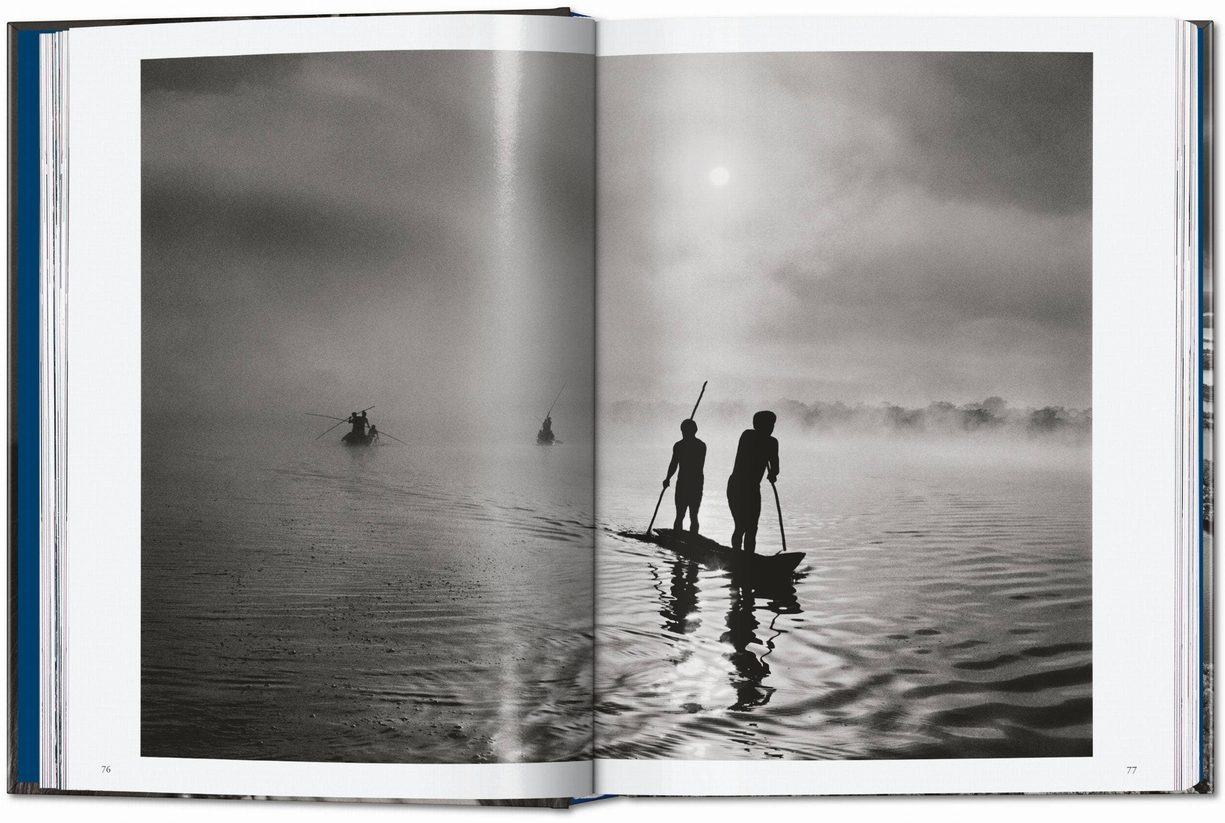 Το βιβλίο Amazônia του Sebastião Salgado από τις εκδόσεις TASCHEN, με μια επιβλητική ασπρόμαυρη φωτογραφία του δάσους του Αμαζονίου στο εξώφυλλο.