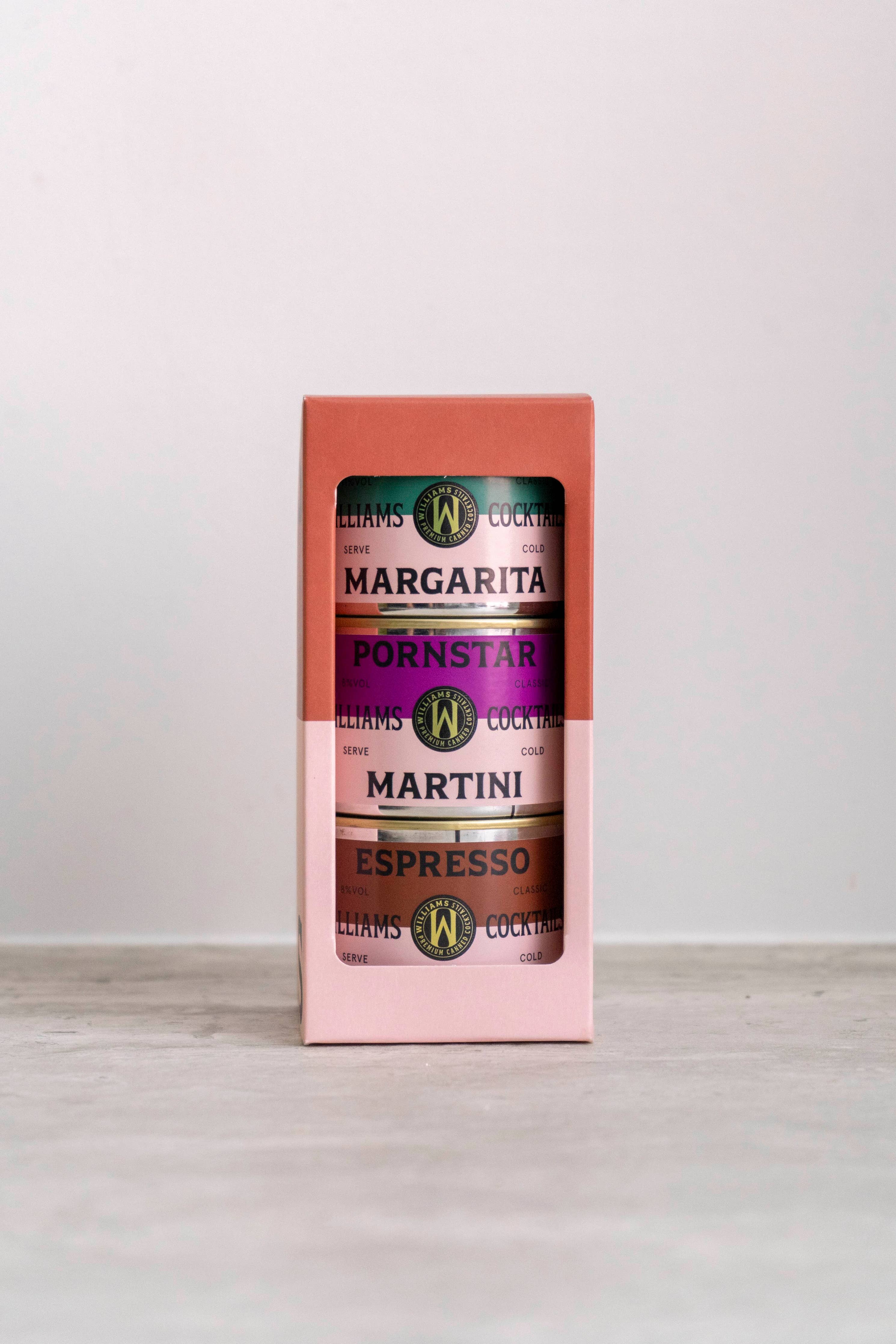 Πολυτελής συσκευασία δώρου Williams Cocktails που περιλαμβάνει τρεις κονσέρβες premium cocktails των 130ml.