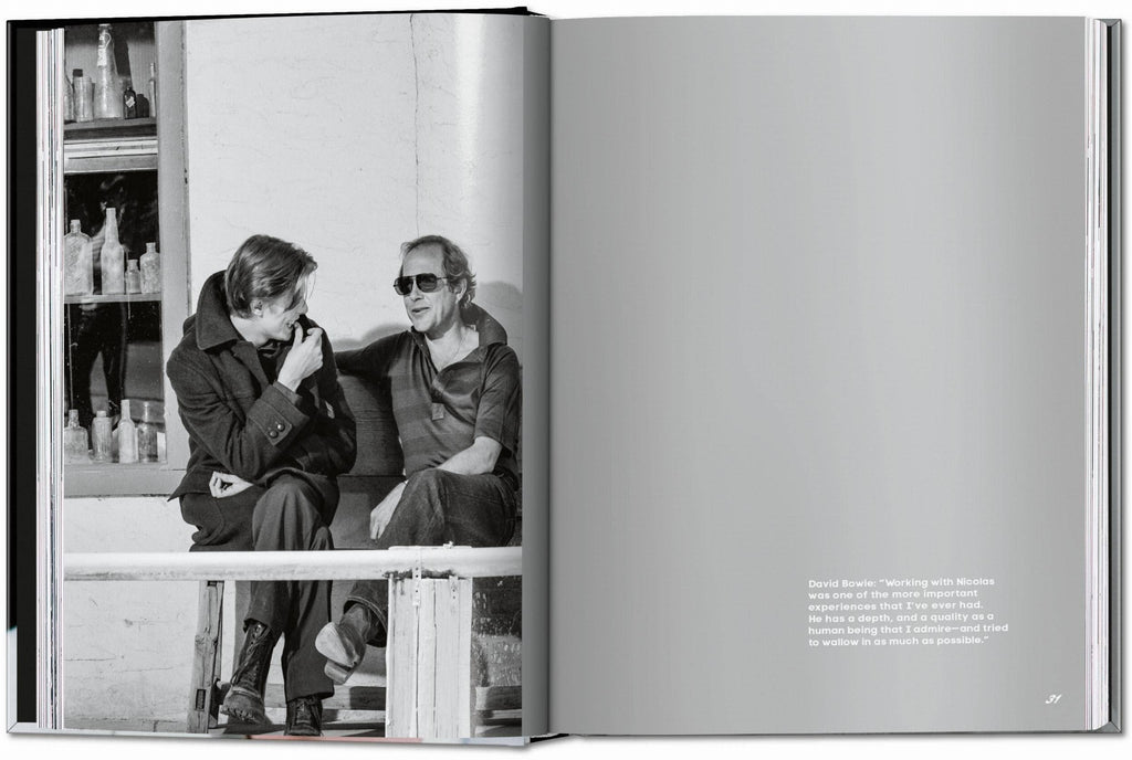 Το βιβλίο The Man Who Fell to Earth με τον David Bowie, από τις εκδόσεις TASCHEN, σε σκληρό εξώφυλλο με εμβληματική φωτογραφία από την ταινία.