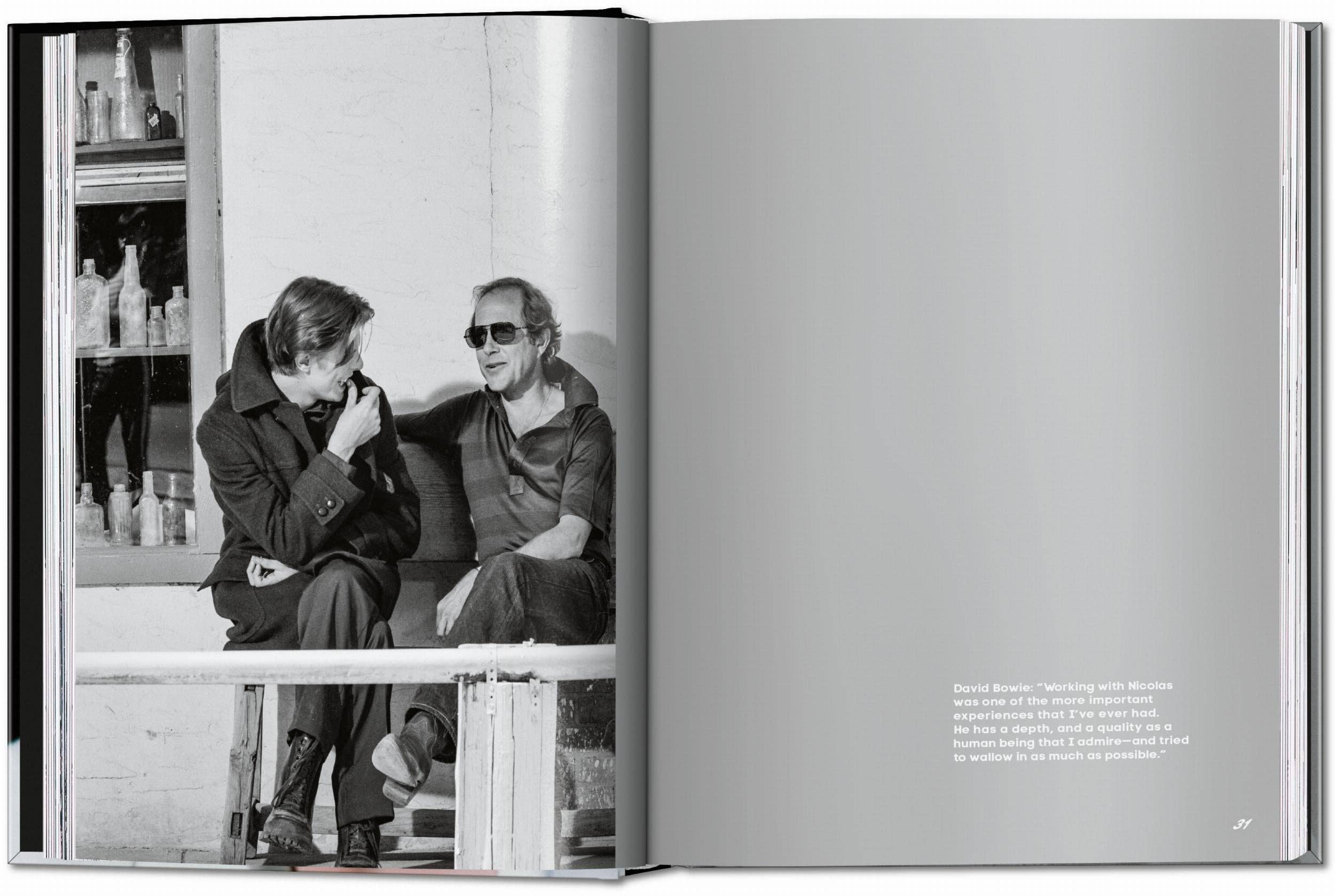 Το βιβλίο The Man Who Fell to Earth με τον David Bowie, από τις εκδόσεις TASCHEN, σε σκληρό εξώφυλλο με εμβληματική φωτογραφία από την ταινία.