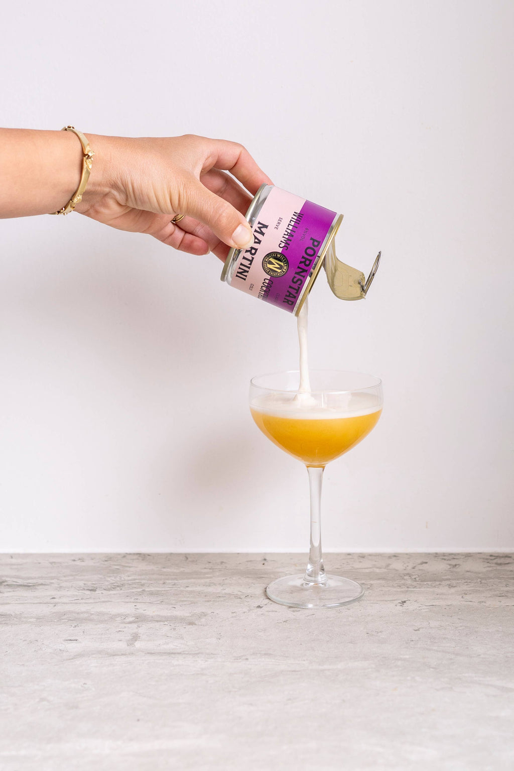 Premium κονσέρβα 130ml Williams Cocktails Pornstar Martini, έτοιμη για σερβίρισμα σε ποτήρι.