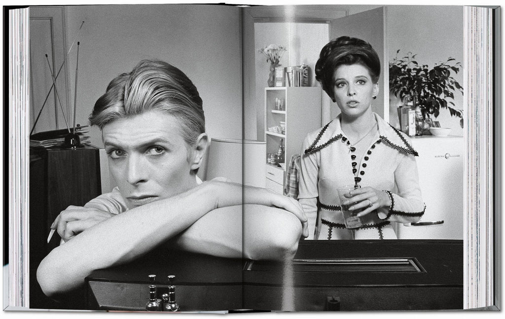 Το βιβλίο The Man Who Fell to Earth με τον David Bowie, από τις εκδόσεις TASCHEN, σε σκληρό εξώφυλλο με εμβληματική φωτογραφία από την ταινία.